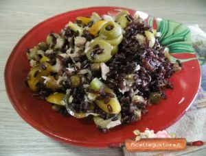 riso venere freddo in insalata con pomodori perino indico e tonno ricetta