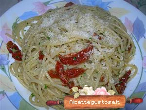 spaghetti freddi con pomodori secchi