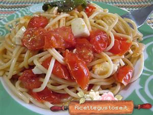 spaghetti freddi con pomodori e mozzarella bufala
