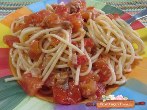 spaghetti freddi tonno pomodori