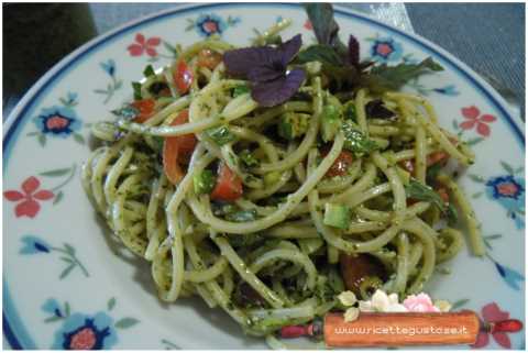 spaghetti freddi zucchine pesto amaranto shiso