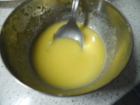 Preparazione crema di uova e formaggio