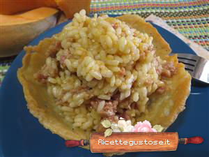 Risotto zucca e salsiccia su cialda di parmigiano