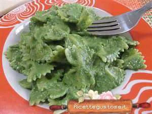 farfaelle crema di spinaci ricetta
