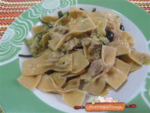 pasta di lenticchie con zucchine e tonno