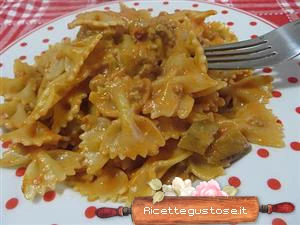 farfalle melanzane e salsiccia ricetta