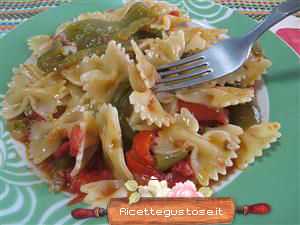Farfalle con peperoni friggitelli asparagi e quartirolo