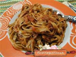 Fettuccine funghi porcini con ragu ai ventrigli di pollo 