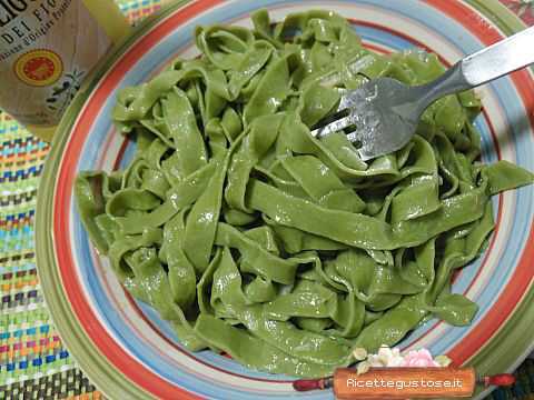 fettuccine spirulia aglio e olio