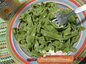 fettuccine alla spirulina aglio oli peperoncino ricetta