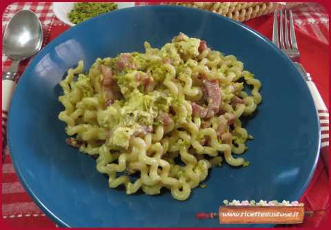 fusilli bucati carbonara pistacchio