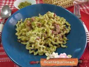 Fusilli alla carbonara di pistacchi