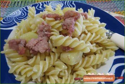 fusilli patate salsiccia in bianco