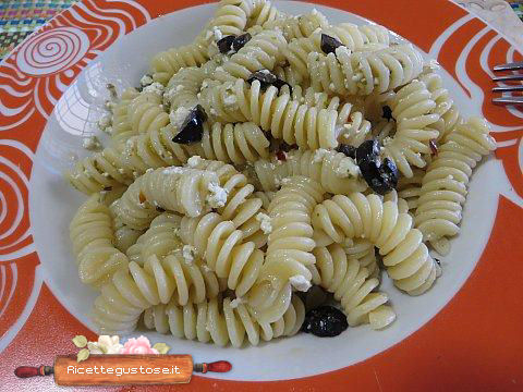 Fusilli pesto ricotta e olive