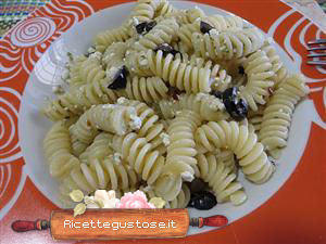 fusilli pesto ricotta olive nere