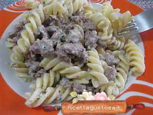 Fusilli salsiccia e pesto di stridoli