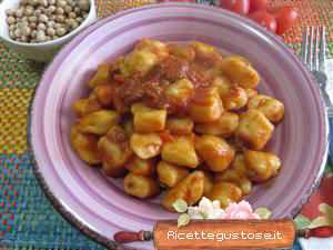 Gnocchi di patate e ceci al ragu di bufalo