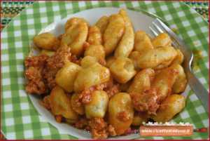 gnocchi di patate e zucchine spinose al ragu