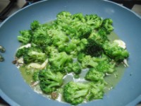 aggiunta del broccolo in padella