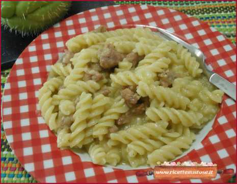 pasta cremosa zucchine spinose salsiccia