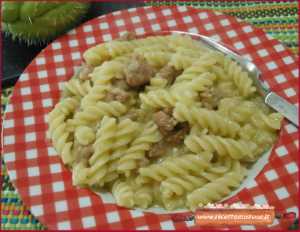 ricetta  pasta cremosa zucchine spinose e salsiccia