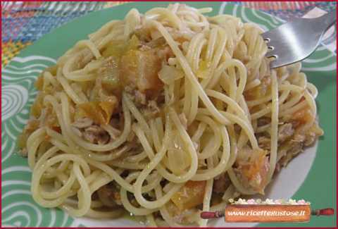 pasta pomodori verdi fiori di zucca tonno