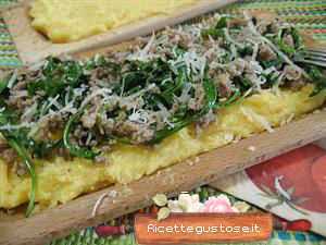 Polenta integrale salsiccia e rucola