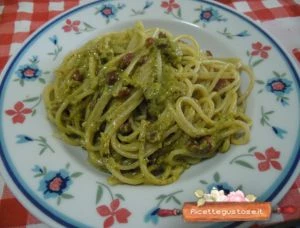spaghetti alla carbonara con pesto di ortica ricetta