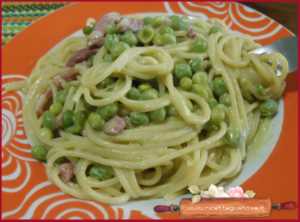 Spaghetti con baccelli di piselli