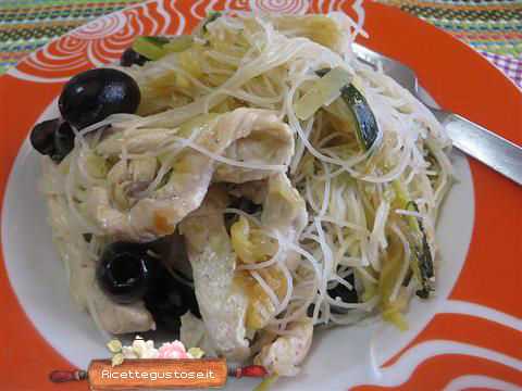 spaghetti di riso pollo zucchine