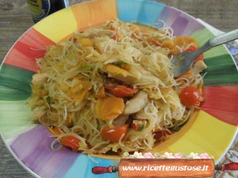 Spaghetti di riso con pollo e verdure