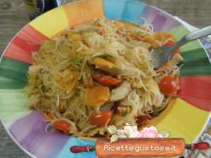 spaghetti di riso pollo e verdure