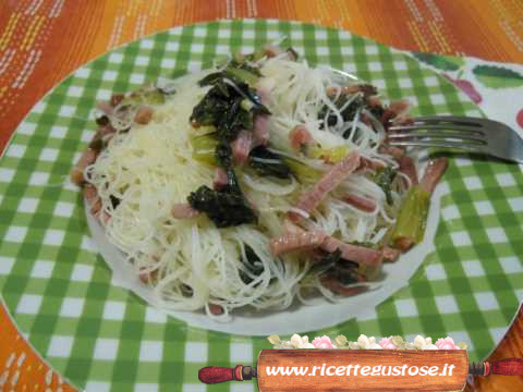 Spaghetti di riso speck e pak choi