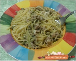 spaghetti piselli gialli e giuncata ricetta