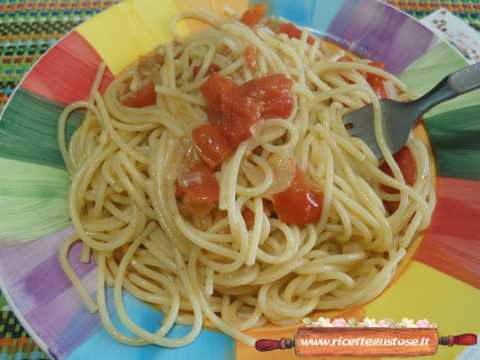 Spaghetti al pomodoro e pesto ai fiori di zucca