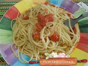 Spaghetti al pomodoro e pesto ai fiori di zucca