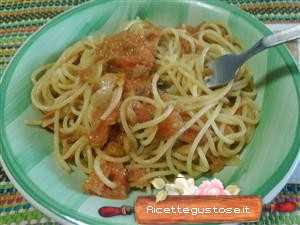 Spaghetti al pomodoro con pesto zucchine e rughetta