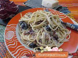 spaghetti radicchio e olive nere