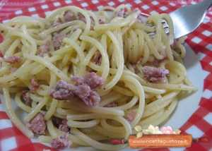 Spaghetti salsiccia in brodo