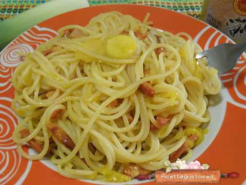 Spaghetti veloci porri e pancetta