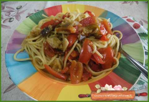 Spaghetti con verdure e roquefort
