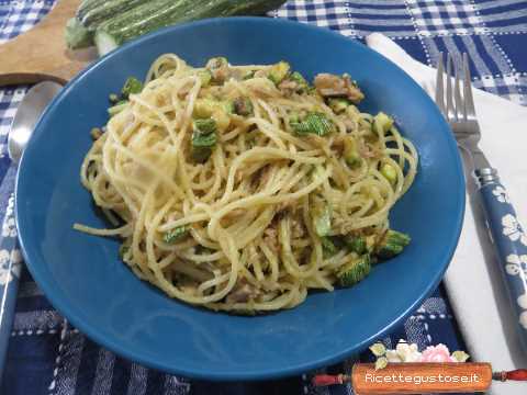 spaghetti alle zucchine e salsa alle noci