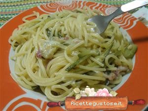 spaghetti zucchine e curcuma
