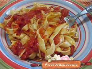 Tagliatelle cacio e pepe al pomodoro