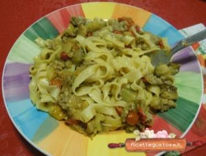 ricetta tagliatelle melanzane  verdi e salsiccia