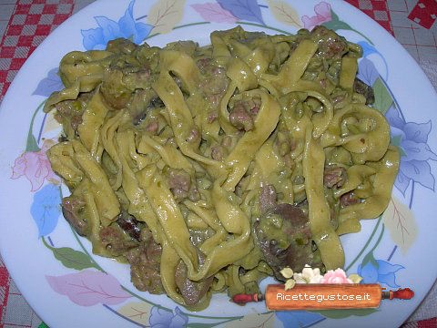 Tagliatelle salsiccia piselli e porcini