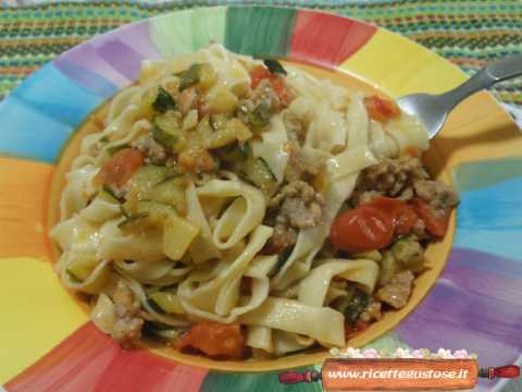 Tagliatelle salsiccia e zucchine
