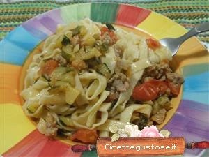 tagliatelle salsiccia zucchine