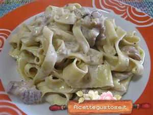 ricetta tagliatelle spumante e funghi