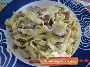 Tagliatelle al sugo di noci e funghi porcini ricetta